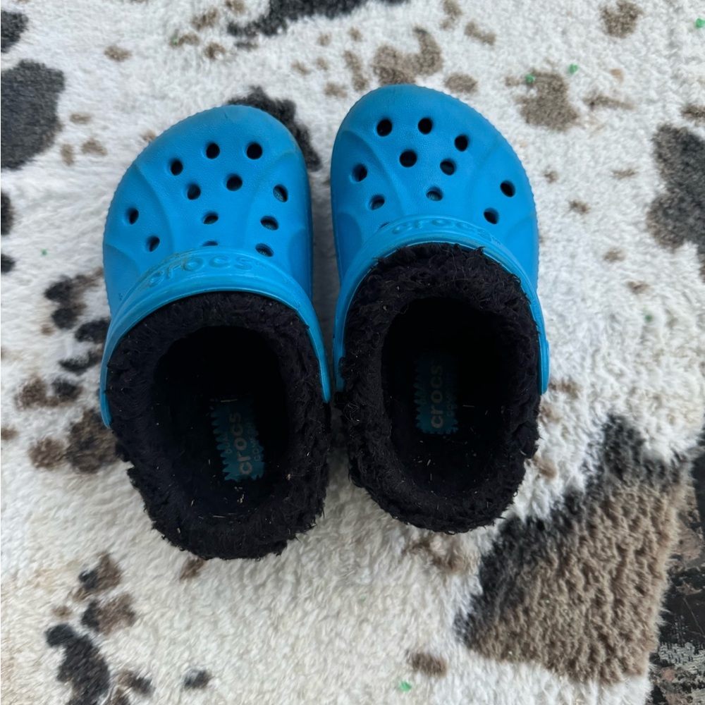 Toddler crocs blue with fuzzy inside size 7